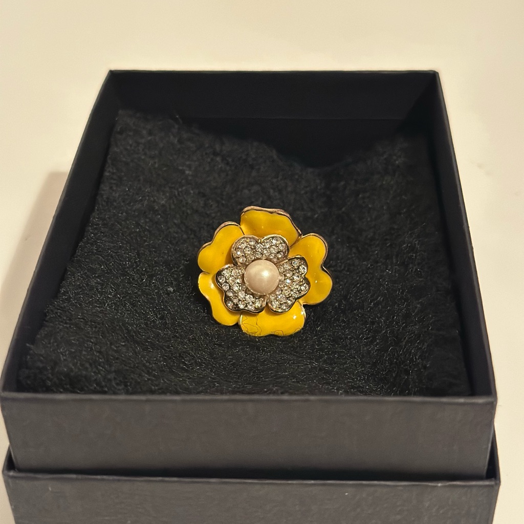 Carolee Signed Yellow Flower Enamel Ring Women’s Size 6.5 Gold Tone & Rhinestone
